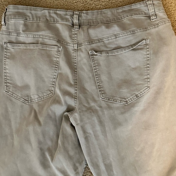 Rue 21 Grey Distressed Pants - Picture 4 of 4